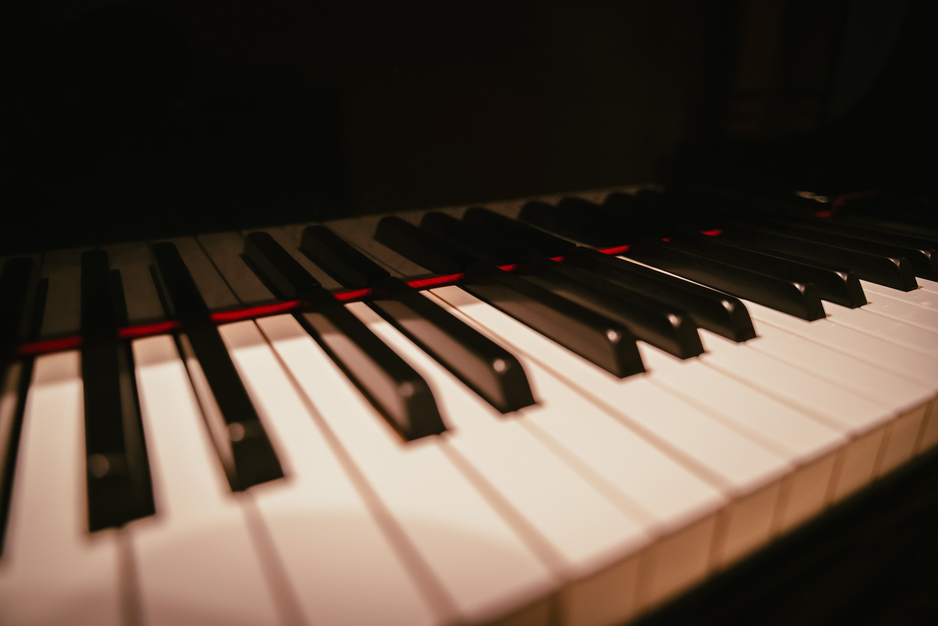 Acoustic Piano on the stage at the bar right before the show, 2023